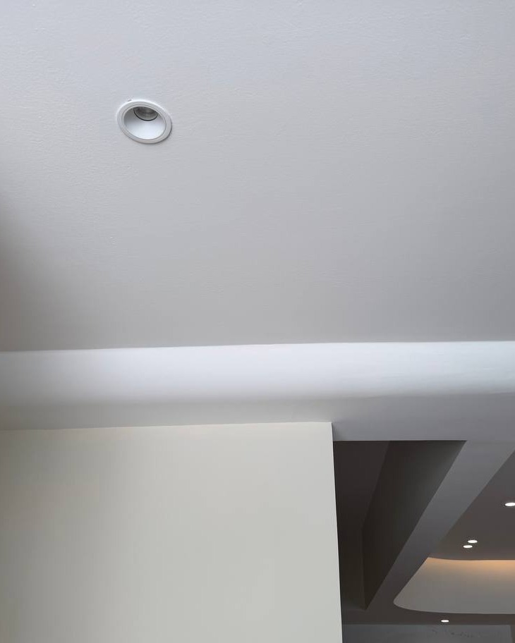 Smooth white plaster ceiling with recessed spotlight and curved drop-down bulkhead edge, Rawang residential ground floor plaster ceiling project
